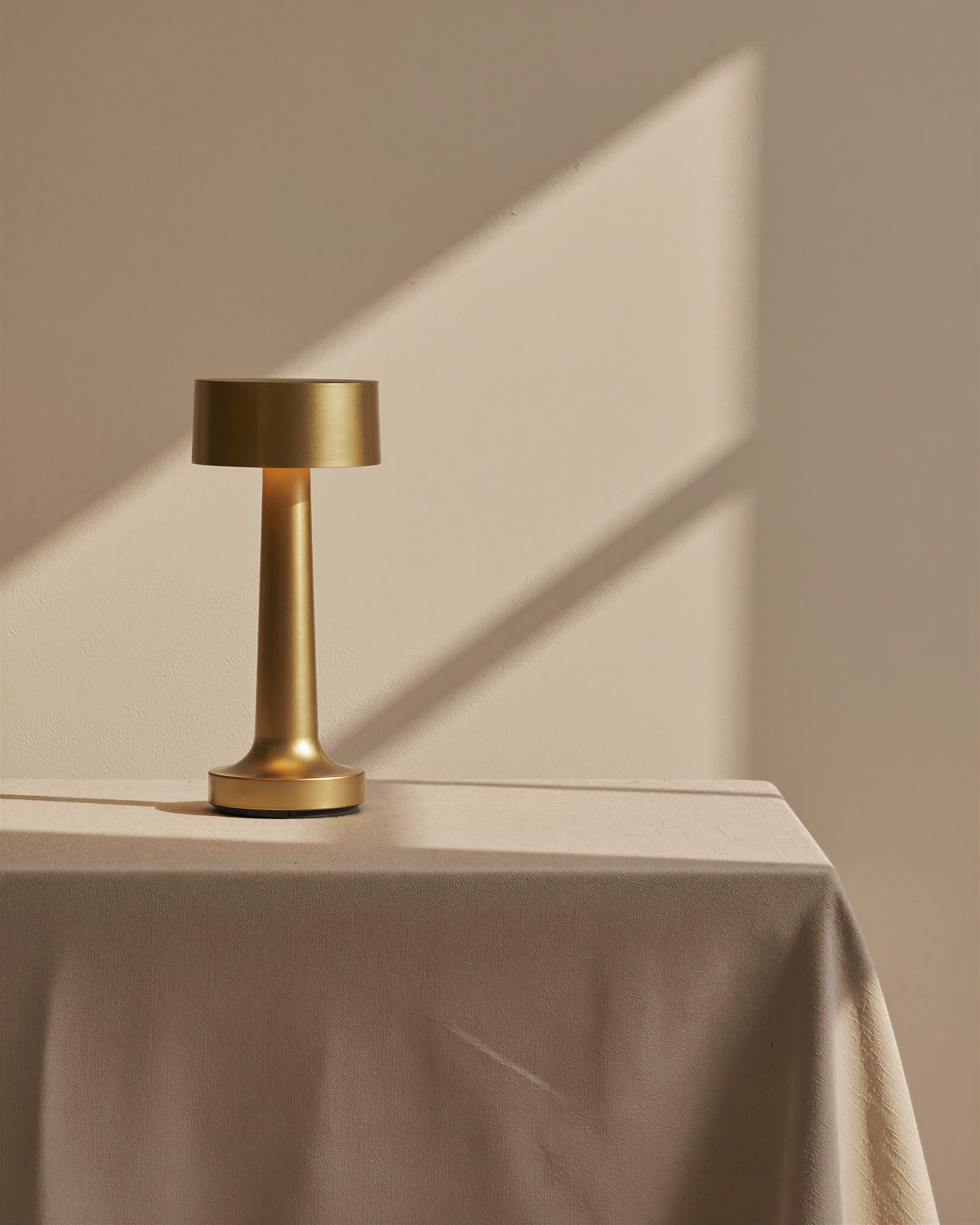 Énvoir | Gold Modern Table Lamp