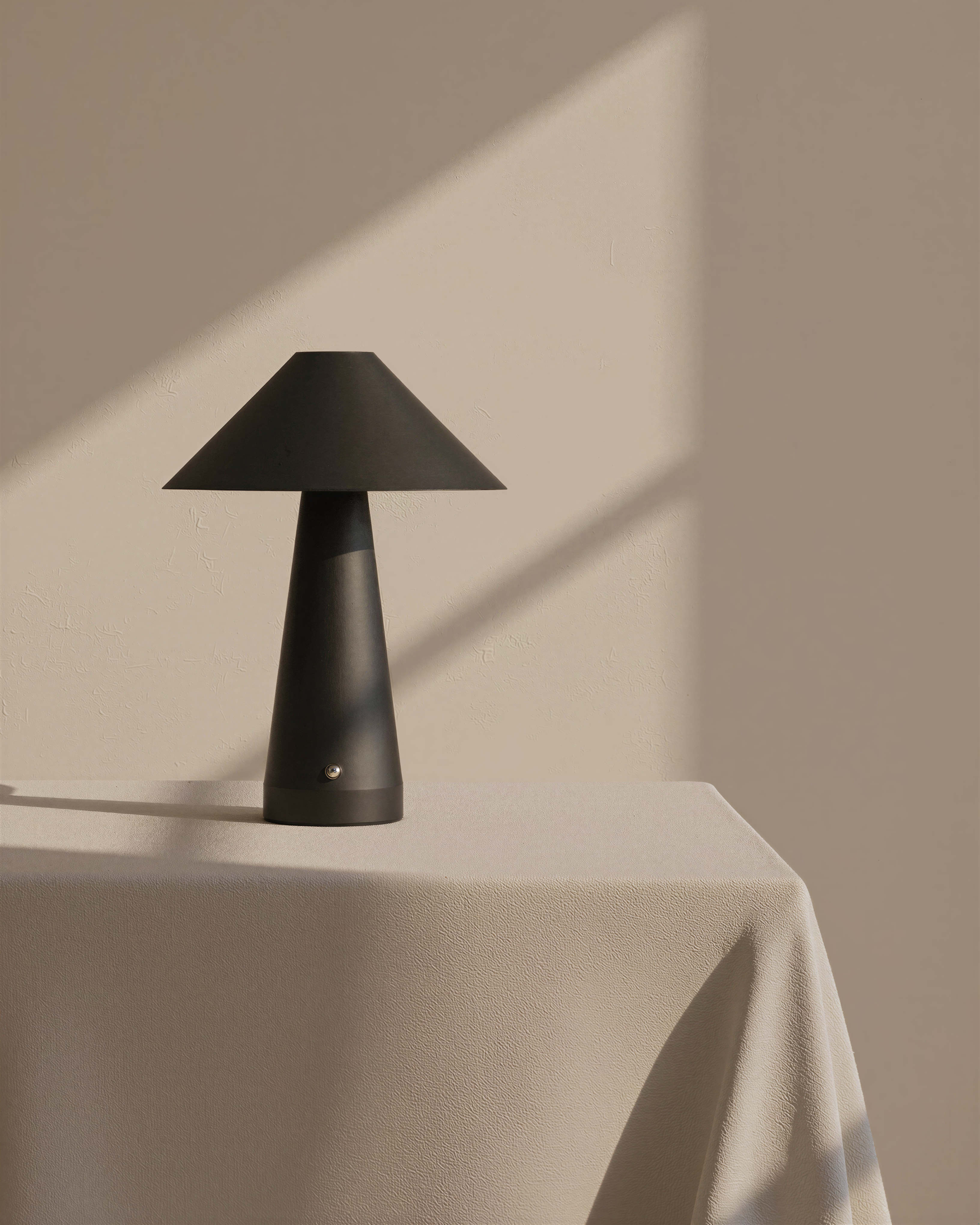 Évain | Black Elegant Table Lamp