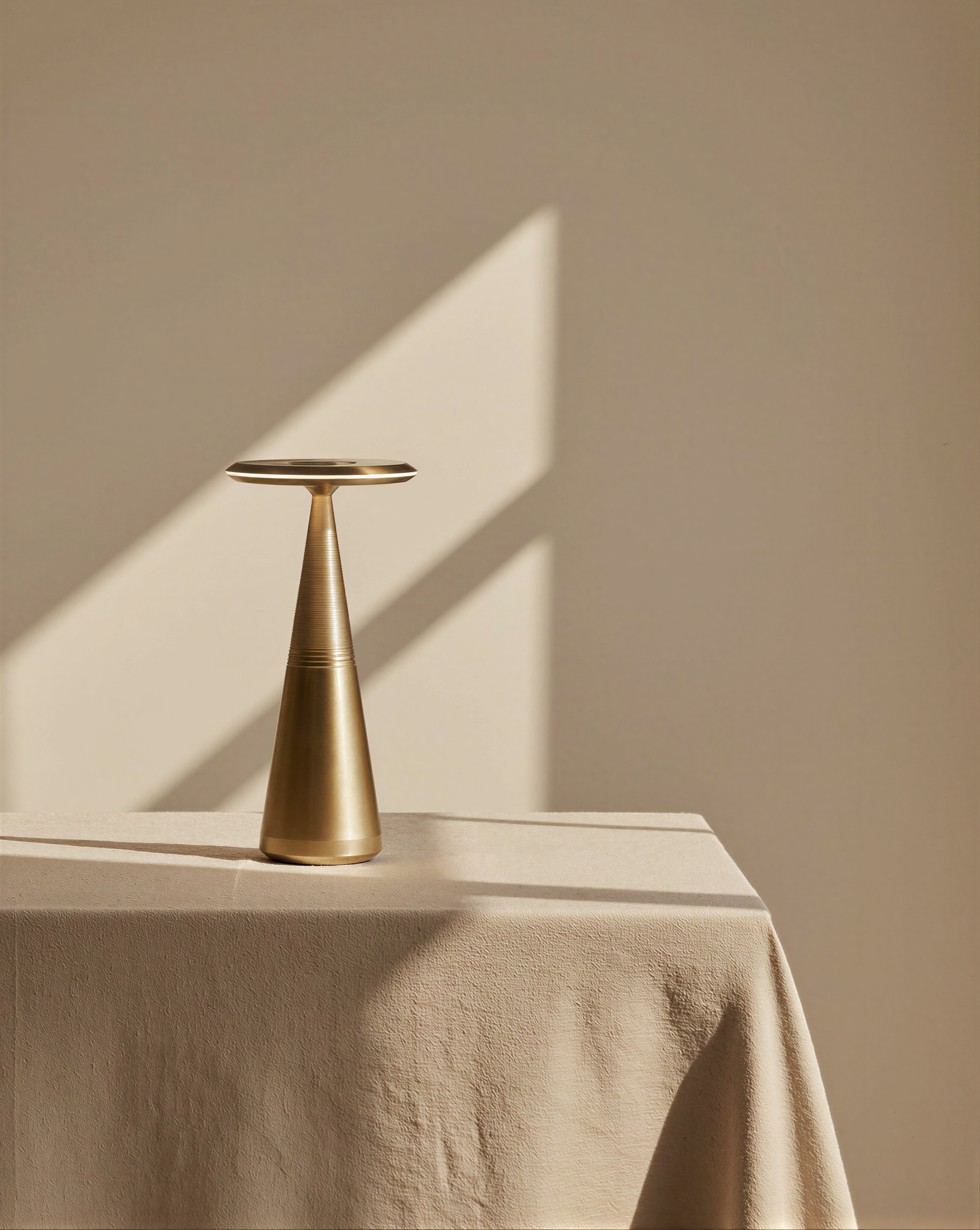 Saivéne | Gold Cordless Table Lamp