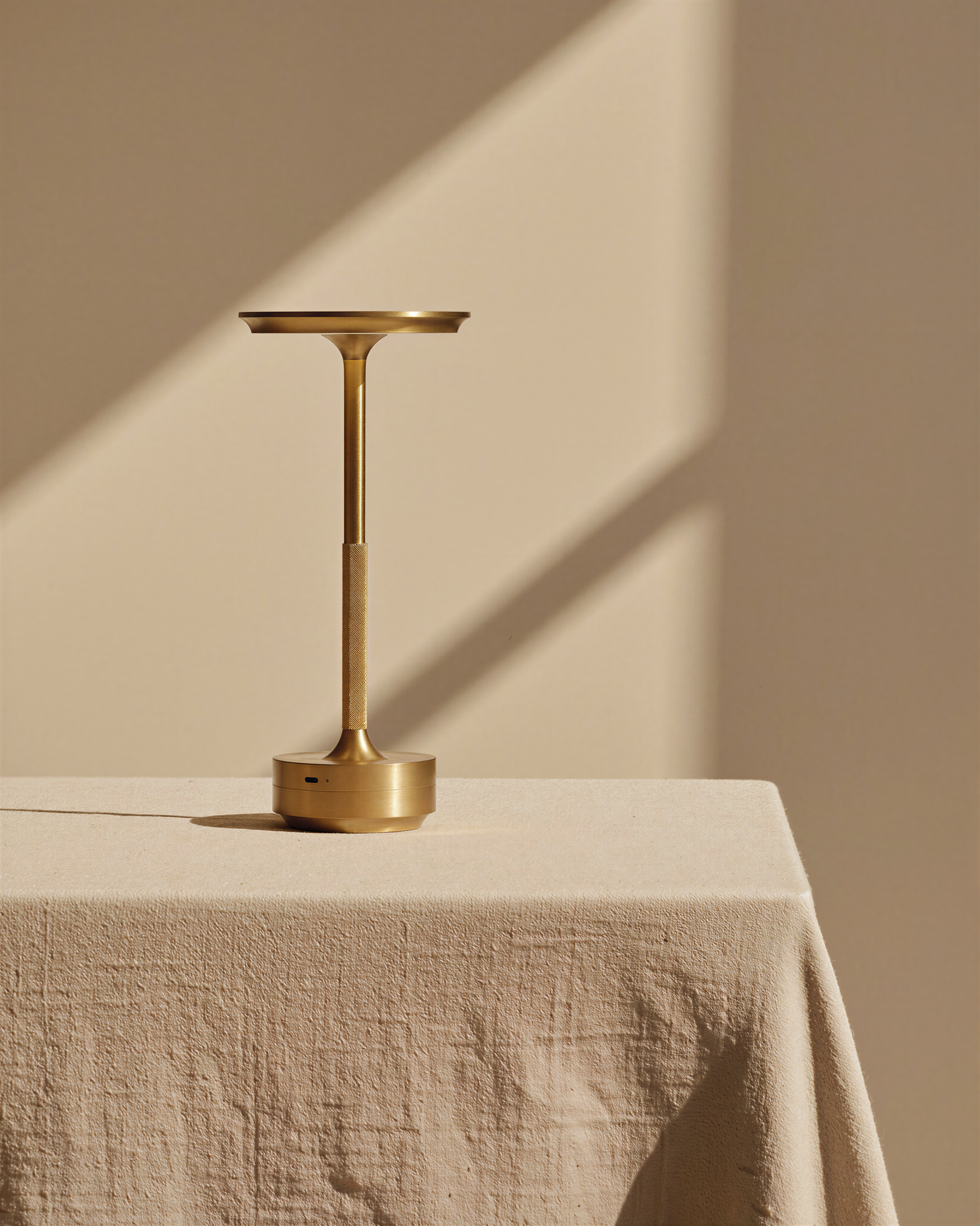 Soivé | Gold Cordless LED Table Lamp
