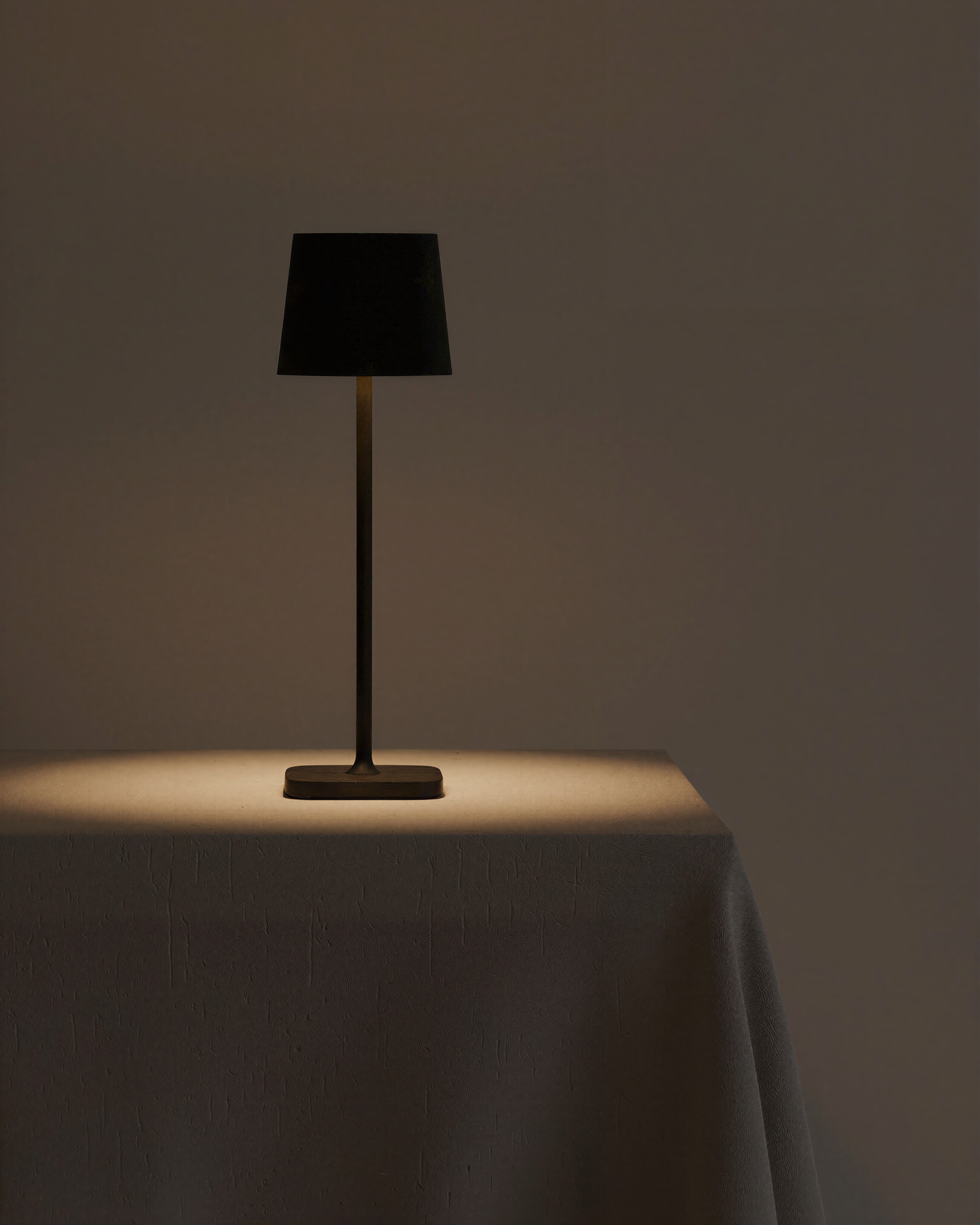 Velin | Black Modern LED Table Lamp