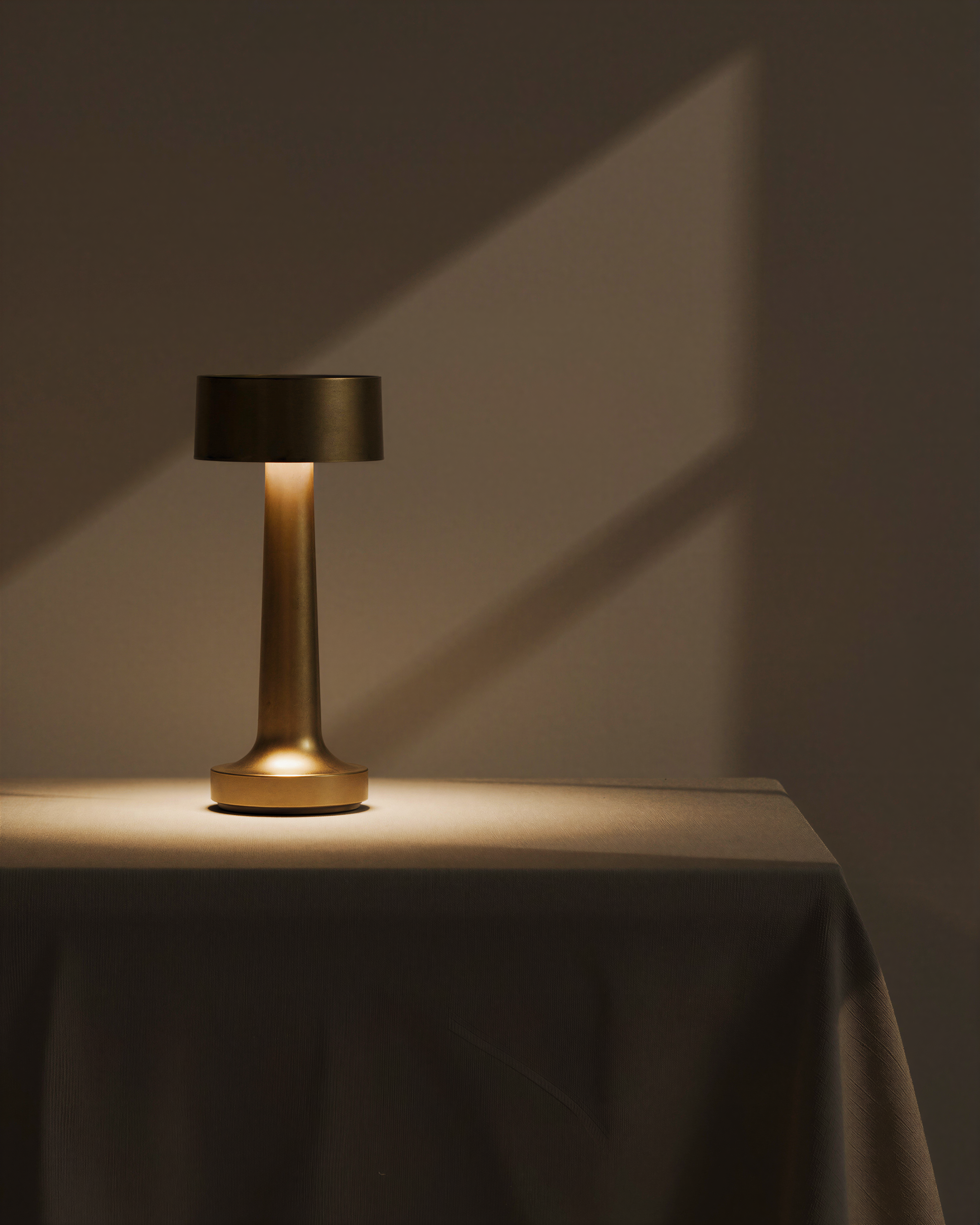 Énvoir | Gold Modern Table Lamp