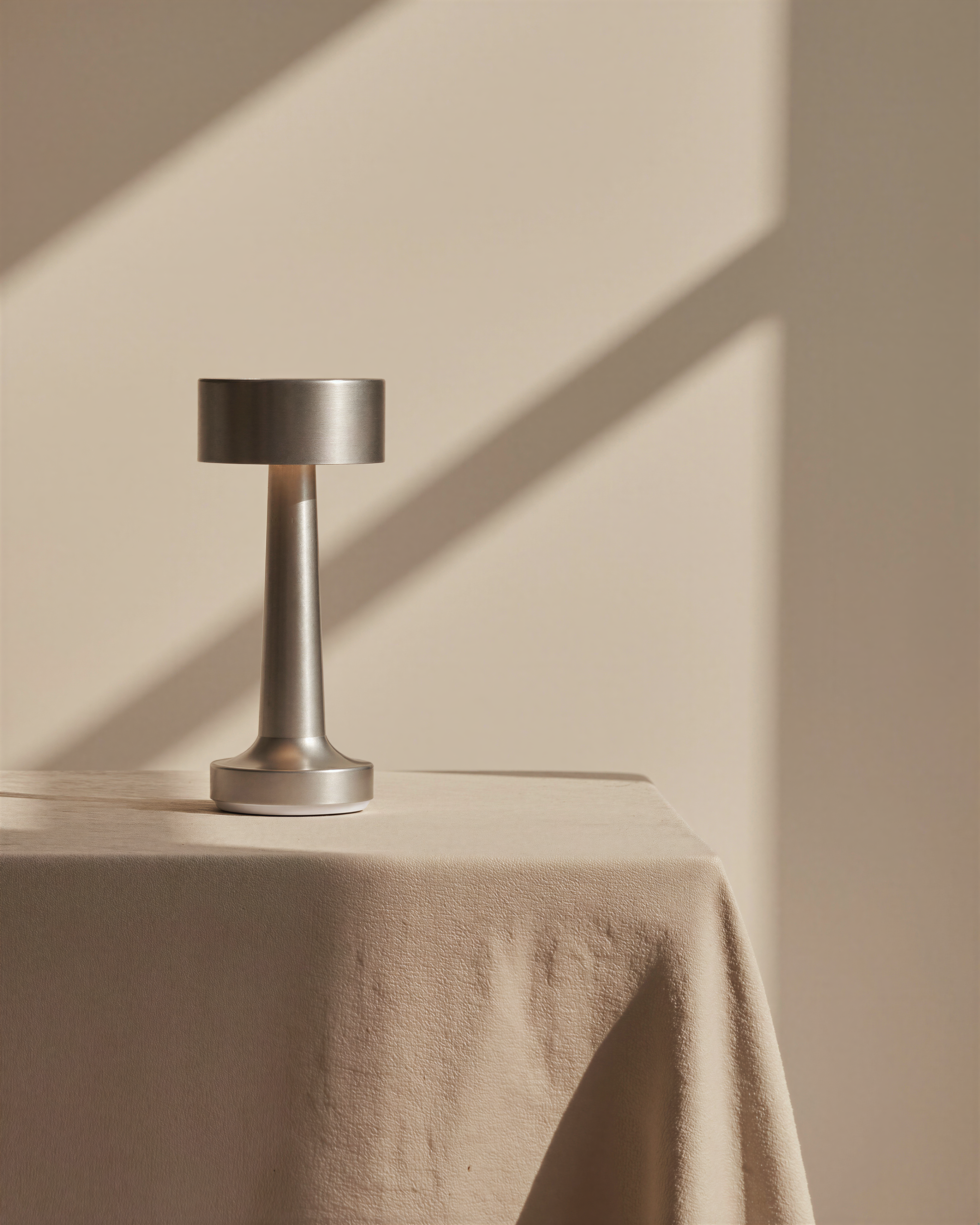 Énvoir | Silver Modern Table Lamp