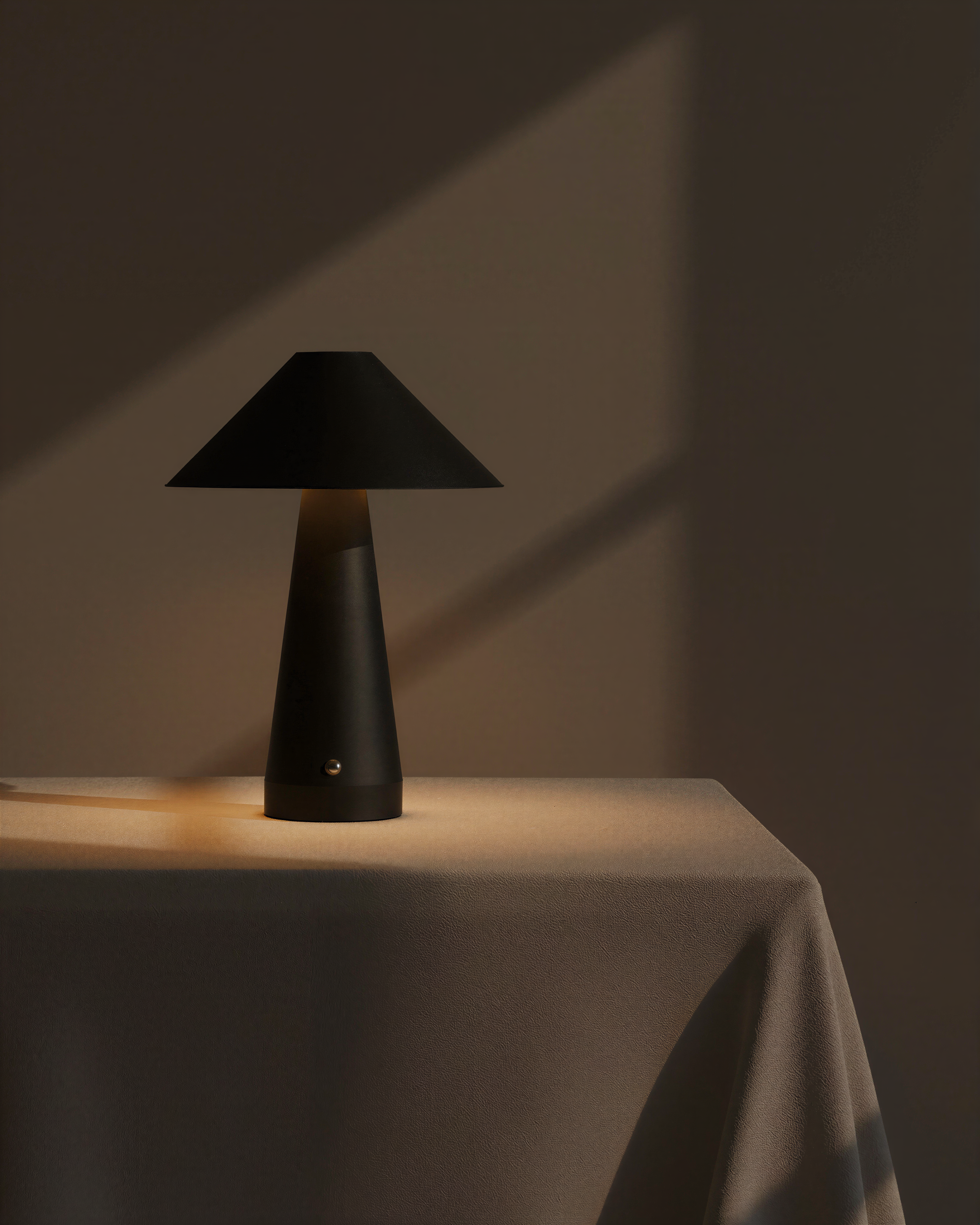 Évain | Black Elegant Table Lamp