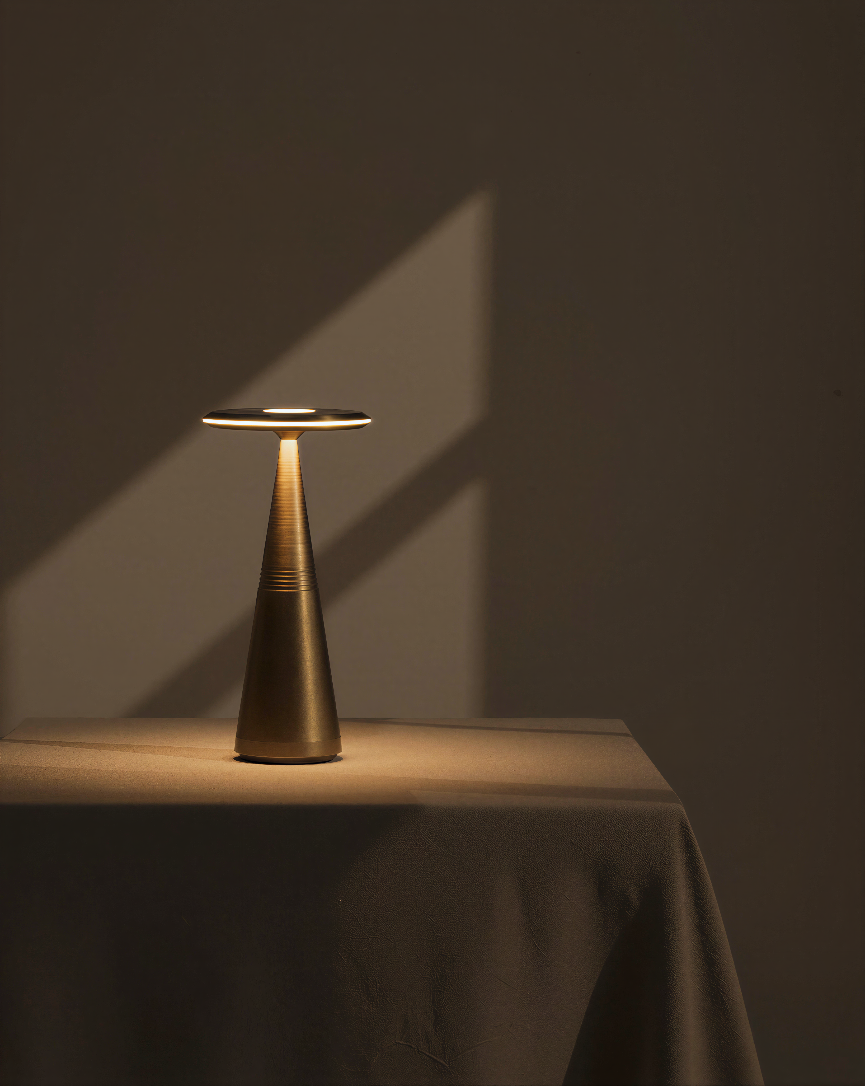 Saivéne | Gold Cordless Table Lamp